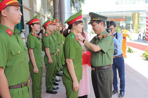 Deputy Minister Nguyen Van Son worn the rank for the new police officers